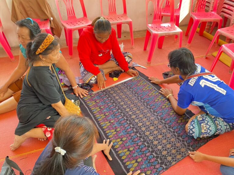 โครงการส่งเสริมและพัฒนาทักษะ สู่ต่อยอดผลิตภัณฑ์ผ้าทอมือ (การทำกระเป๋าจากผ้าทอมือ)